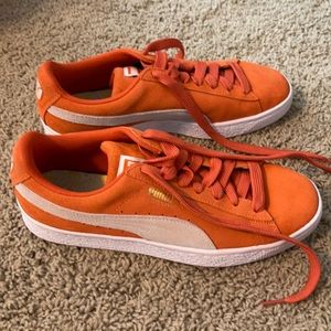 New Puma 7.5 orange &white suede tennis shoe